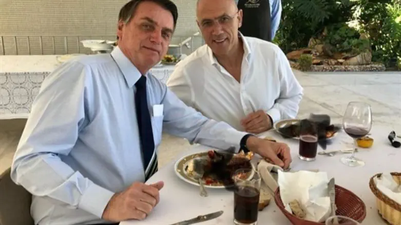 Israeli ambassador Yair Shelley dines with Jair Bolsonaro