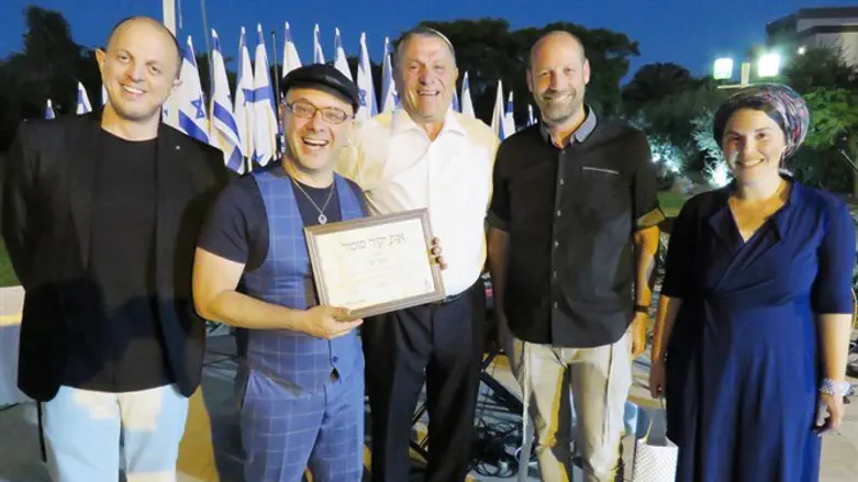 פרס יקיר מזמור לקובי אוז