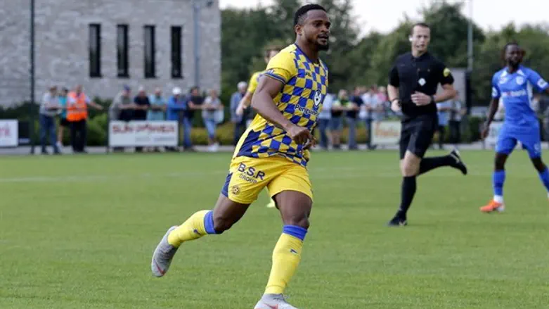 אפודו הערב. רק הספיק לצמק