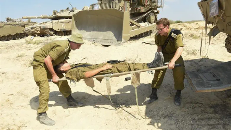 חילוץ נפגעים מהרכב החדיש של צה"ל