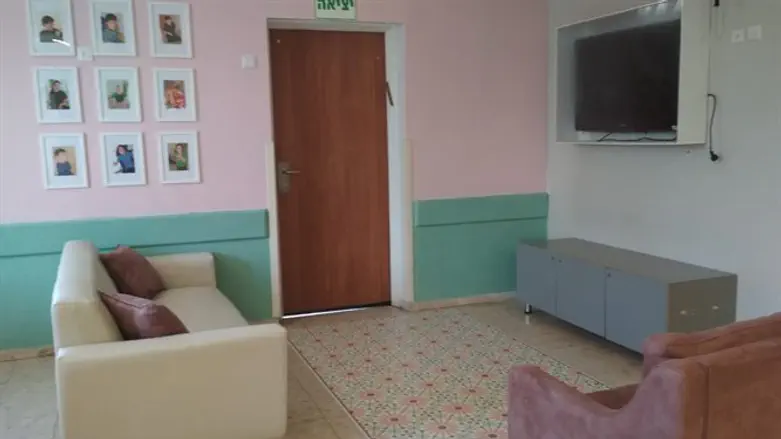 בית ערן לבנות