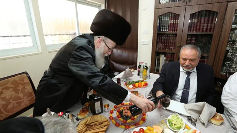 Лицман наливает вино Либерману