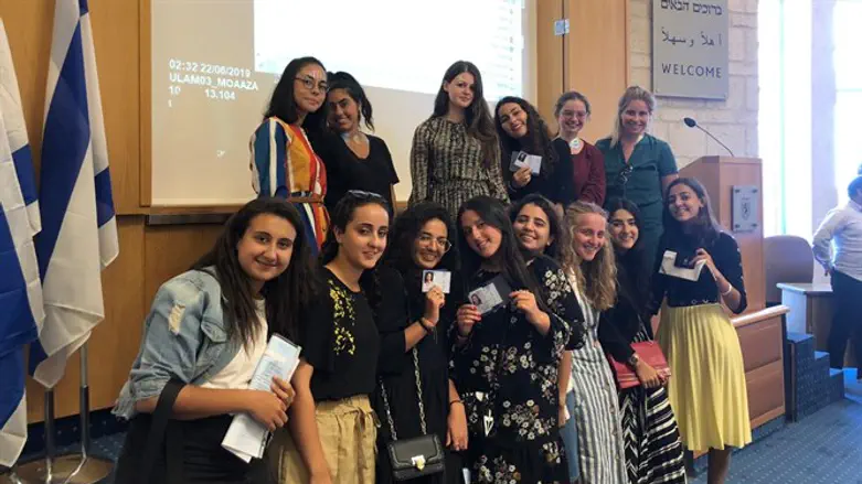 עיניים בורקות