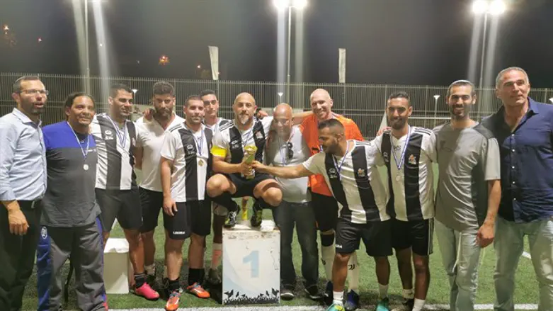 האלופה נעלה