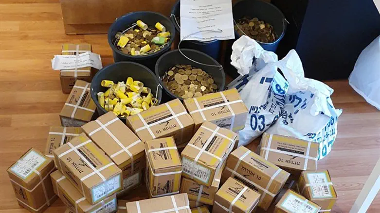 30 שאלף שקלים במטבעות של עשר אגורות