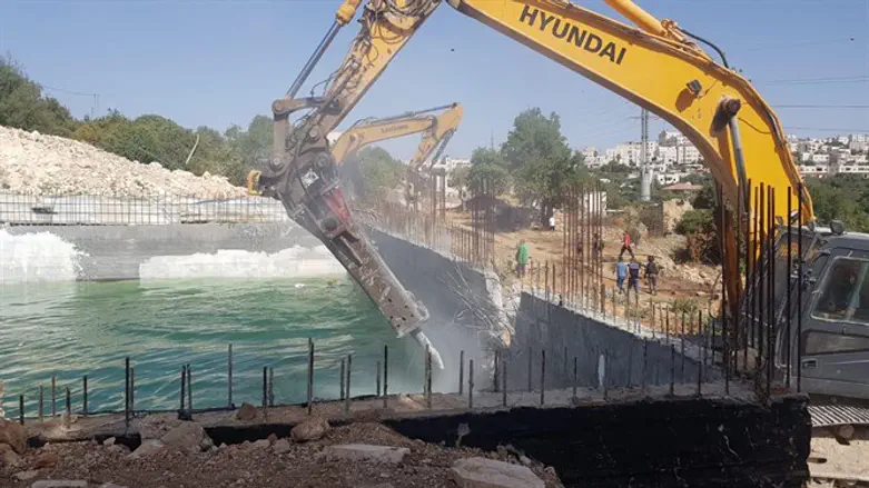 הריסת הבריכה