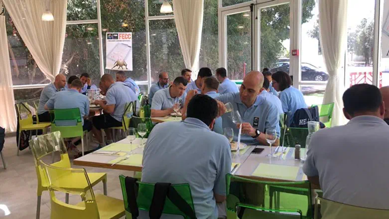 המאמנים בחדר האוכל של מלון כפר המכביה