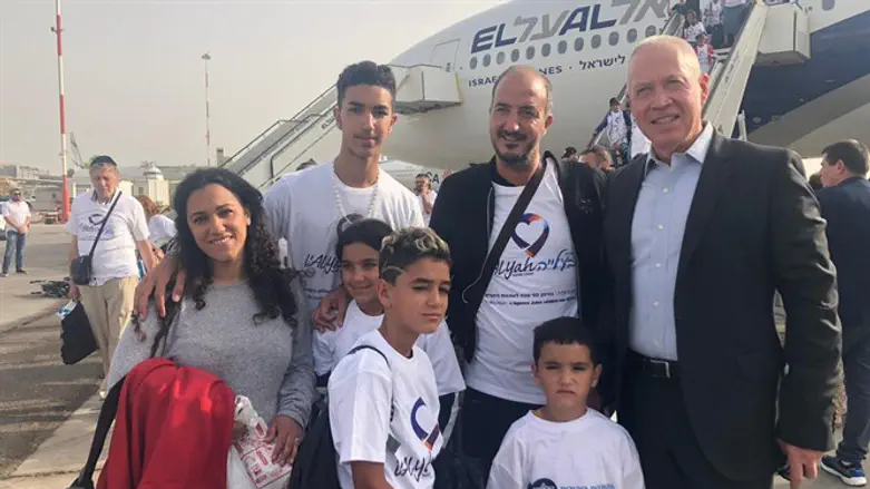 Репатрианты с министром Йоавом Галантом