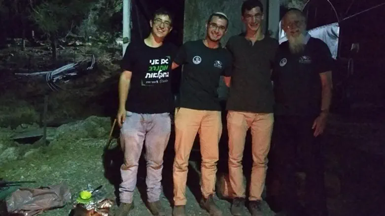 הרב מדן ותלמידיו שומרים על החוות ביו"ש