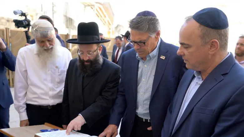 מזכיר האנרגיה של ארה"ב, ריק פרי, בביקורו בכותל