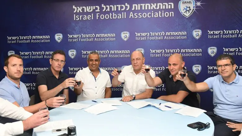 חברי ההתאחדות וההסתדרות חוגגים את ההסכם ההיסטורי