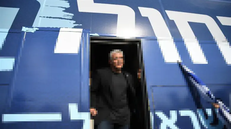 לפיד בפתח האוטובוס