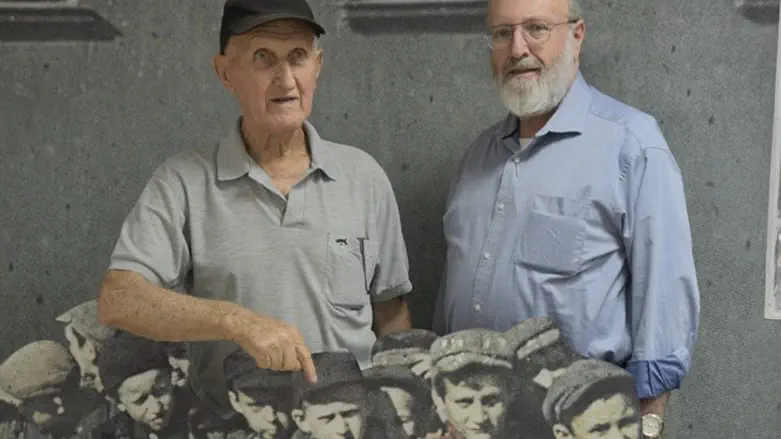 יחיאל מצביע על תמונתו