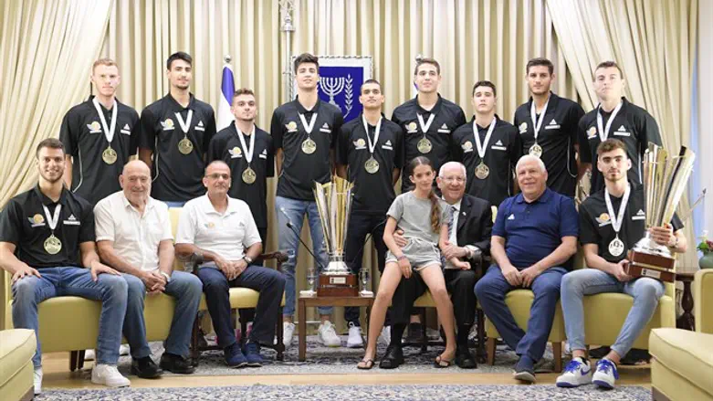 Rivlin with coaches and players of Israel's U20 team