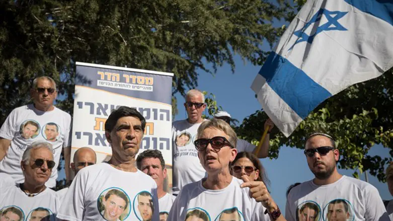 Родители Адара Голдина на митинге (архив)