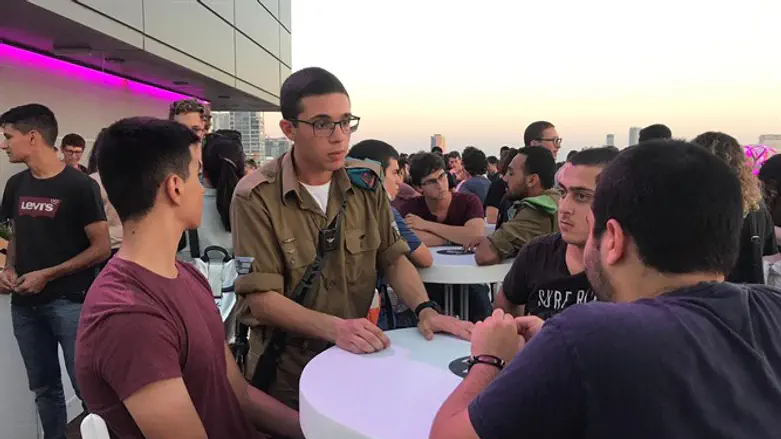 פוגשים את השטח