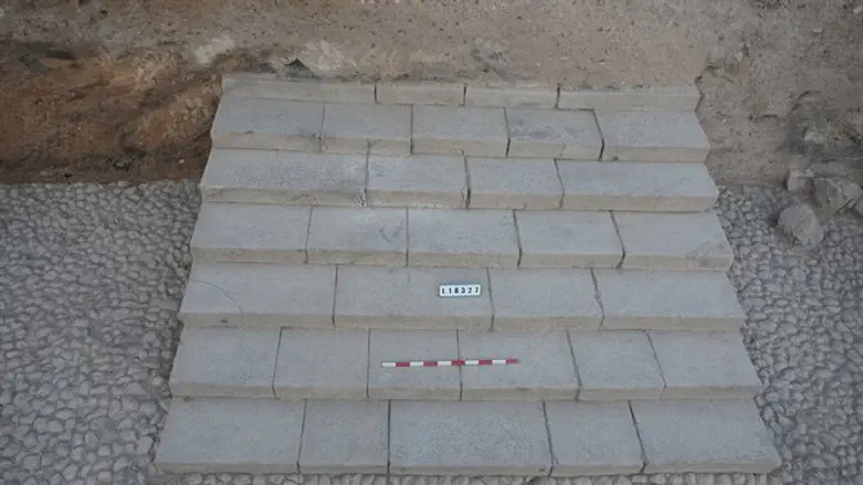 גרם מדרגות נדיר בתל חצור