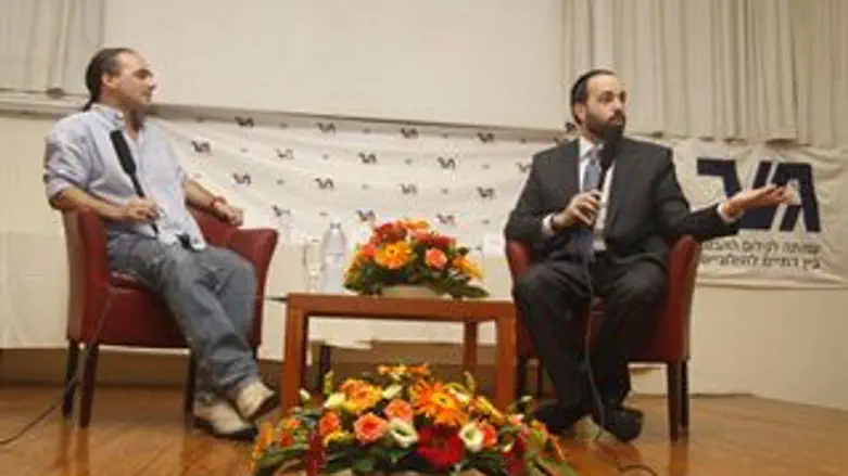 אטיאס והמנחה אבישי בן חיים