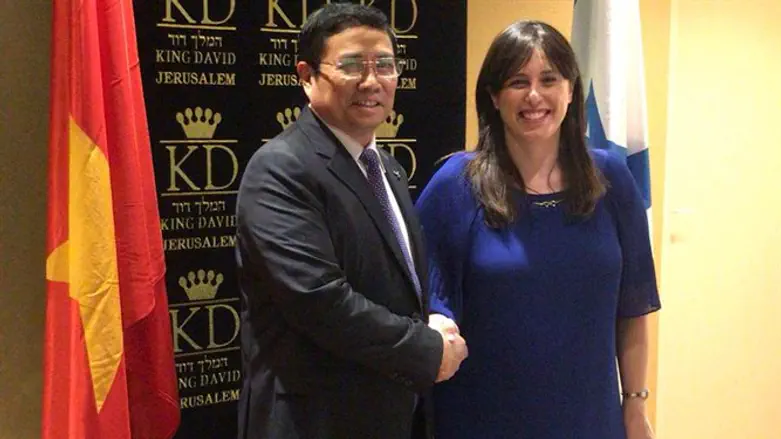 חוטובלי עם הבכיר הויאטנמי