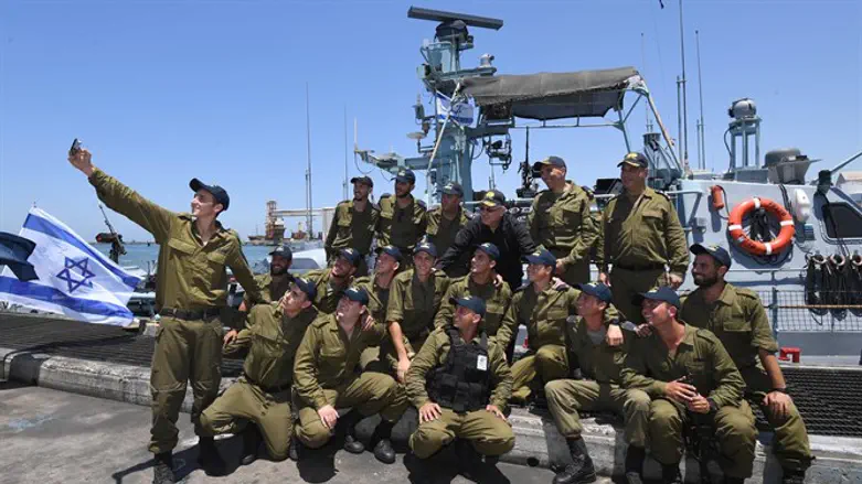 הנשיא עם חיילי חיל הים