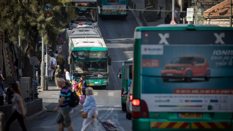 "גלגלי האוטובוס רומסים את ערכי המסורת". אילוסטרציה