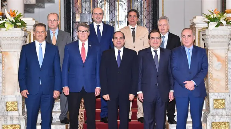 השר שטייניץ עם משתתפי הפורום