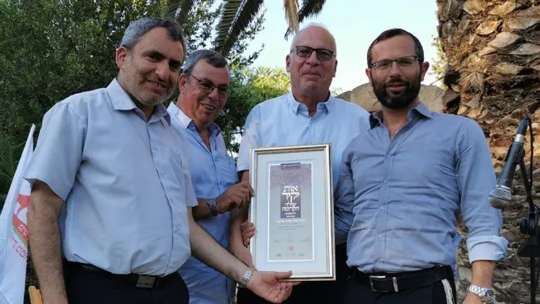השר אריאל מקבל את האות