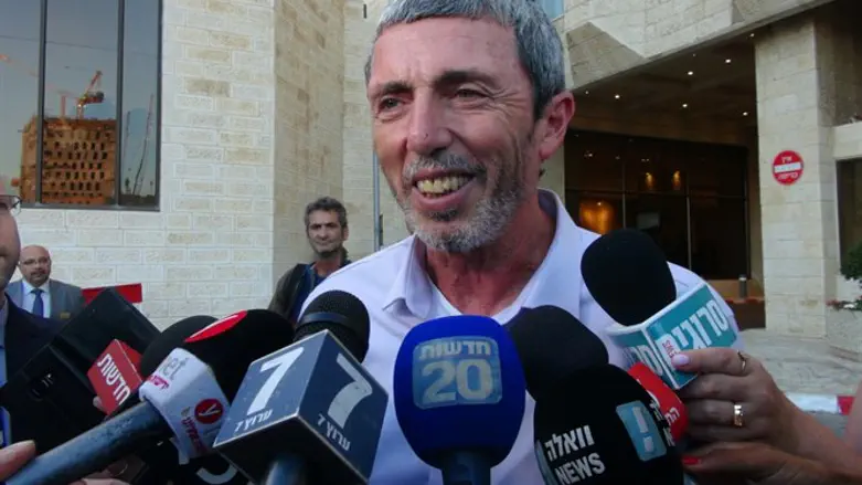 Rabbi Peretz before entering the meeting