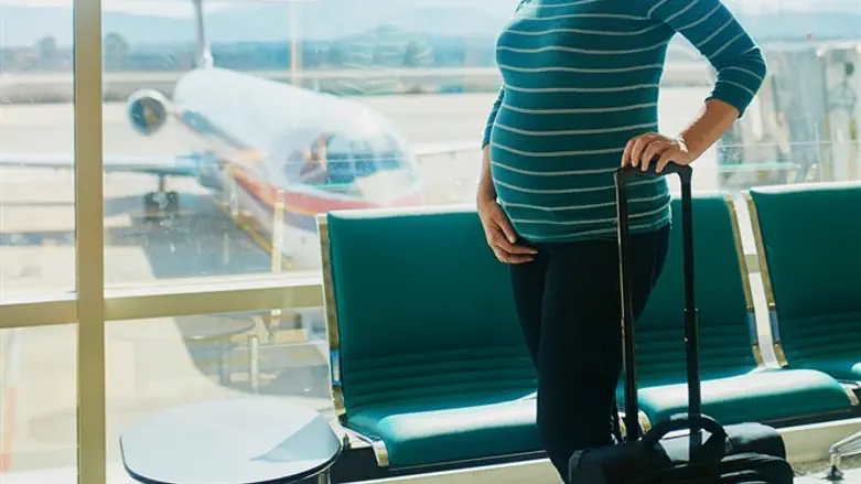 Беременная женщина в аэропорту. Иллюстрация