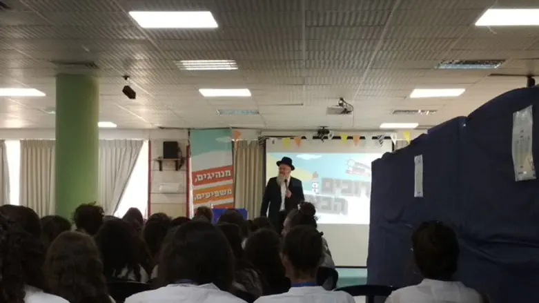 הרב שמואל אליהו במליאת תנועת הנוער אריאל