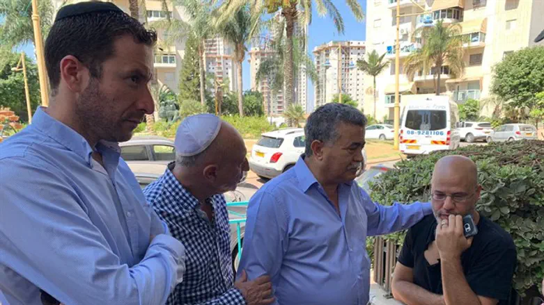 פרץ ושמולי בניחום האבלים