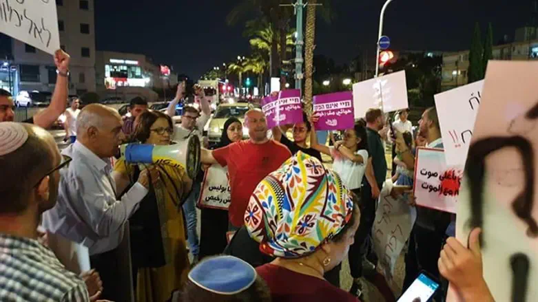 "התושבים כבר לא מתלוננים במשטרה, כי היא לא תעשה דבר". הפגנת תושבים בלוד