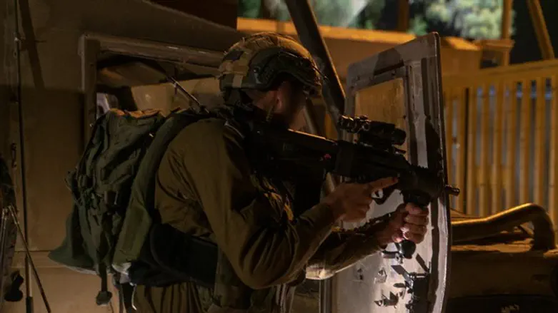 Солдат ЦАХАЛа ведет огонь