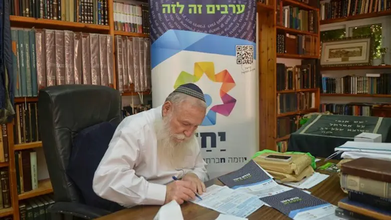 הרב דרוקמן חותם על הצטרפות לקרן יחד