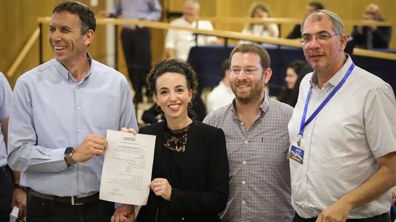 מפלגת הימין המאוחד מגישה את רשימתה לוועדת הבחירות המרכזית