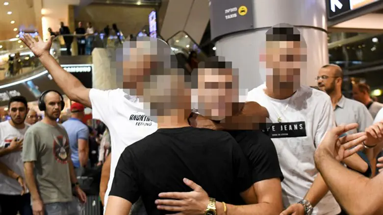 תוצאה של מוסר רזה. חגיגות הנערים שחזרו מקפריסין