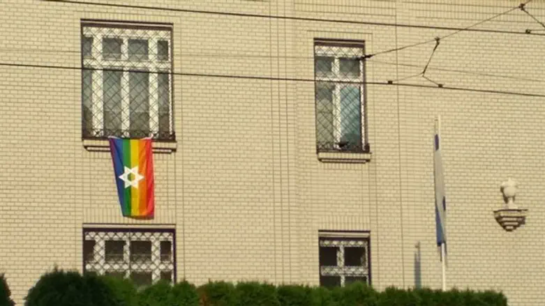 דגל הלהט"ב על השגרירות הישראלית