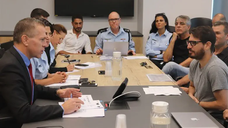 השר ארדן עם ראשי בית"ר היום