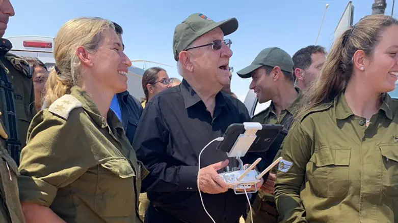 Rivlin visits border forces