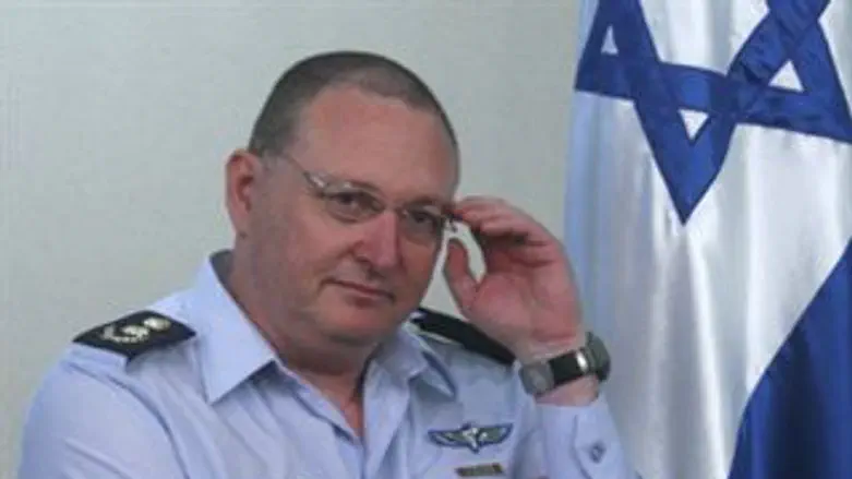 יציג תכניות ומגמות. ניצב קניאק