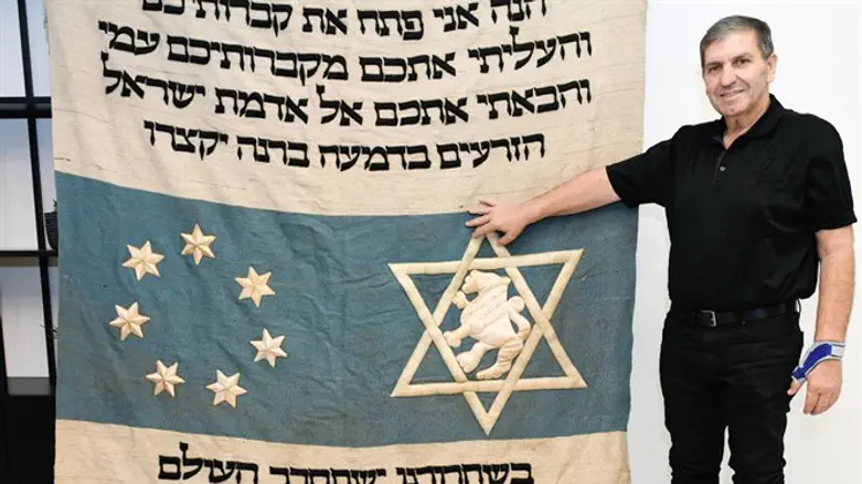 דניאל עטר ליד הפרוכת