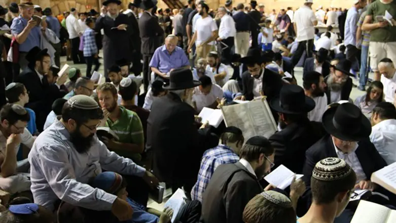 מתפללים בכותל בתשעה באב. ארכיון