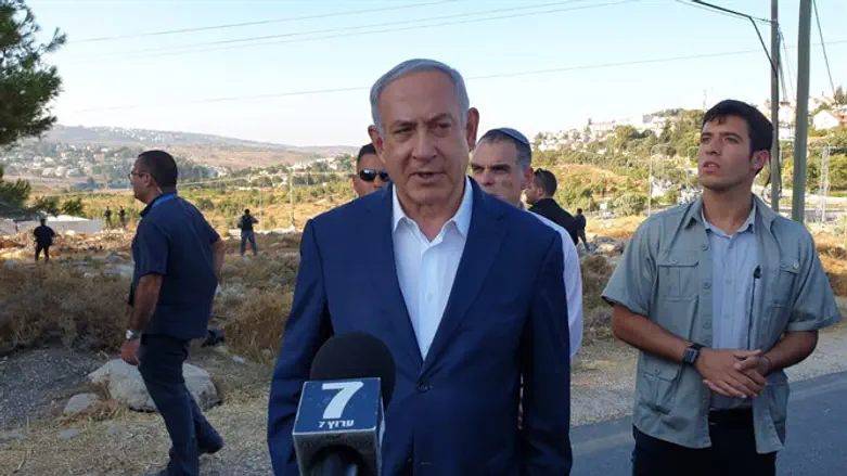 Нетаньяху на месте нападения на Двира Сорека