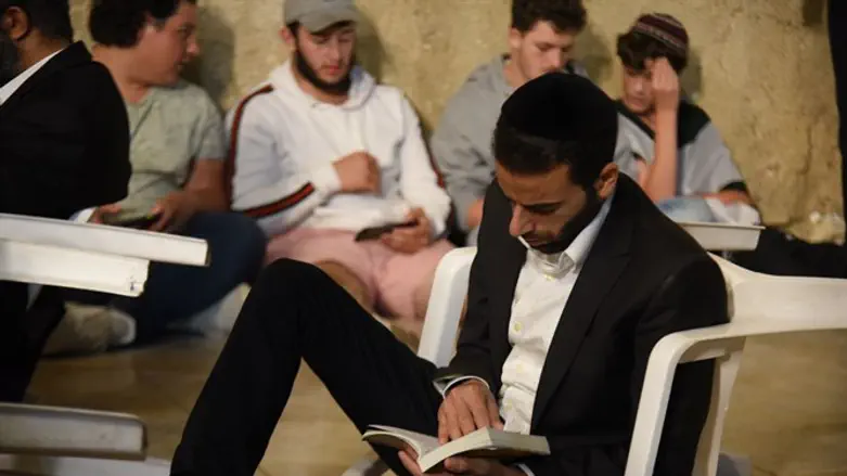 Tisha B'av prayers at the Western Wall