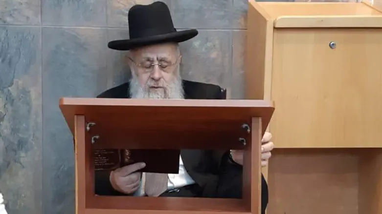 הרב יצחק יוסף באמירת הקינות. אמש