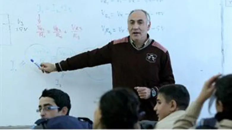 מקבלים יותר. מורה בבית ספר