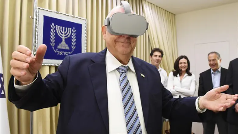 הנשיא ריבלין עם משקפי המציאות המדומה