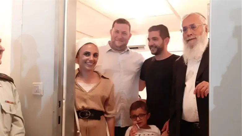 דגן ורב היישוב עם אחת המשפחות