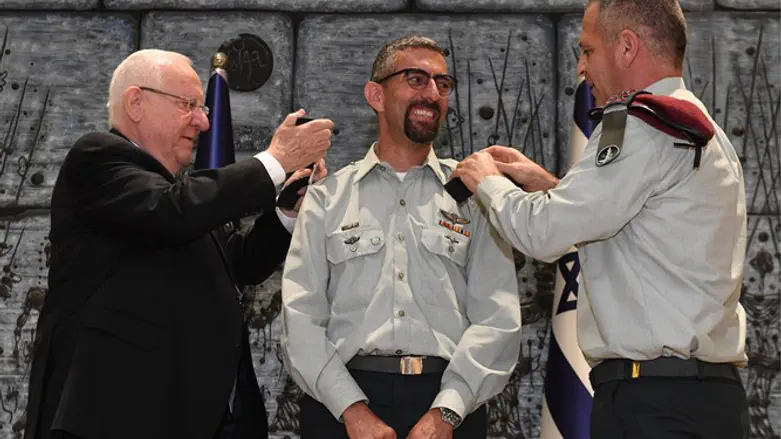 President and Chief of Staff decorate military secretary