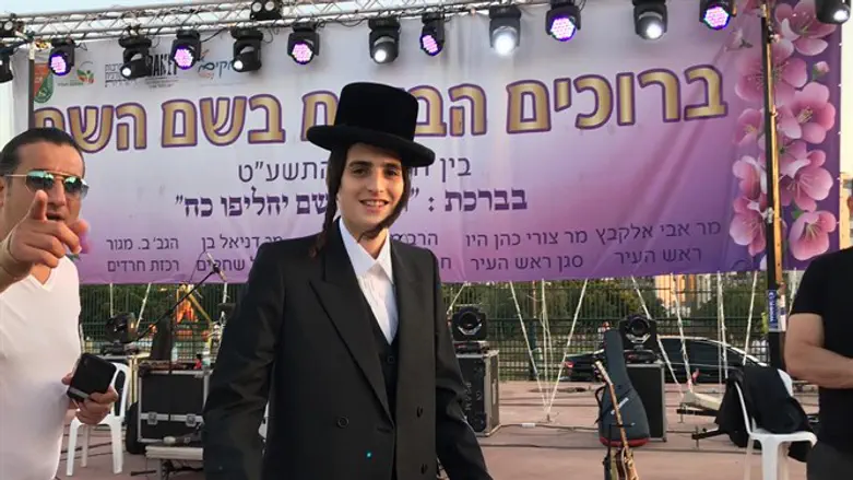 גם אזרחים חרדים זכאים למופעי תרבות. הזמר מוטי שטיינמץ מגיע למקום המופע